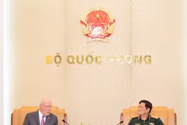 Des sénateurs américains en visite au Vietnam