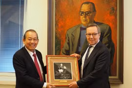  Le Vietnam et la Finlande discutent de mesures pour développer leurs relations