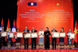  Des distinctions honorifiques de l’Etat vietnamien à des collectifs et des individus laotiens