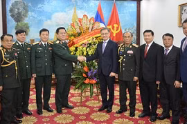 Le Vietnam félicite le Laos à l'occasion du 70e anniversaire de l'armée