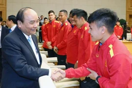Nguyên Xuân Phuc encourage la sélection nationale de football en compétition en Thaïlande