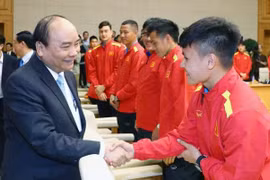 Nguyên Xuân Phuc encourage la sélection nationale de football en compétition en Thaïlande