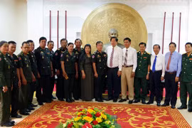 Des officiels cambodgiens partagent la joie du Nouvel An avec la province de Soc Trang