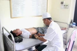 Remise d’un pêcheur chinois en détresse dans la mer du Vietnam
