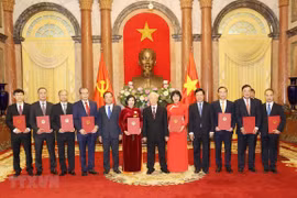 Le dirigeant Nguyen Phu Trong remet ses décisions de nomination à 9 nouveaux ambassadeurs