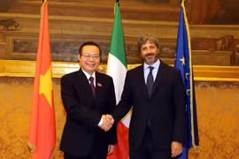 Le vice-président de l’AN Phung Quoc Hien rencontre les dirigeants de la chambre basse italienne