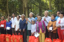 Têt : Des dirigeants offrent des cadeaux aux habitants des localités