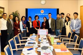 COVID-19 : Le Vietnam offert des masques à la communauté des Vietnamiens en Suisse 