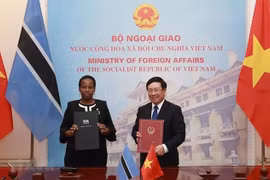  Entretien entre les ministres des AE du Vietnam et du Botswana