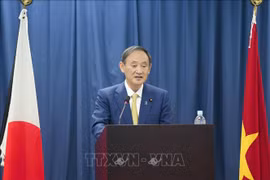 Le PM japonais rencontre des étudiants de l'Université Vietnam-Japon