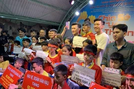 Binh Duong: De généreuses stars du football vietnamien