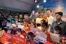 Binh Duong: De généreuses stars du football vietnamien