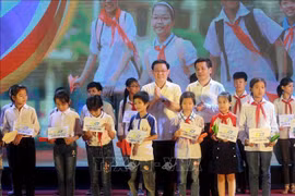 Le vice-PM Vuong Dinh Huê à une soirée de gala en soutien aux élèves démunis