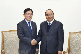Le Premier ministre Nguyen Xuan Phuc reçoit le président du groupe Samsung