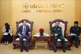 Le général Phan Van Giang, ministre de la Défense (droite) et l’ambassadeur de Chine au Vietnam, He Wei. Photo: VNA