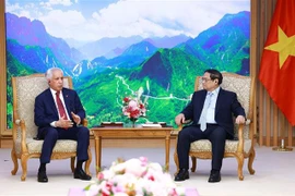 Le Premier ministre Pham Minh Chinh (droite) reçoit le ministre d'Etat aux Affaires étrangères de l'Etat du Qatar, Sultan bin Saad Al-Muraikhi