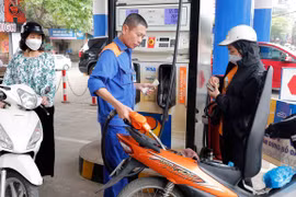 Les prix des carburants en hausse à partir du 4 juillet. Photo: VNA
