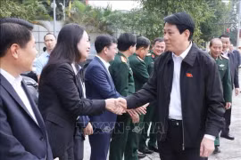 Le président Luong Cuong rencontre des électeurs du district de Thuong Xuân, province de Thanh Hoa. Photo: VNA