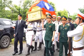 Cérémonie pour rapatrier les restes de douze soldats volontaires et experts vietnamiens tombés au champ d’honneur. Photo: VNA
