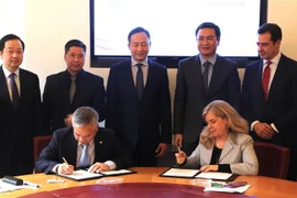 Le directeur général de la Compagnie d’investissement en capitaux étatiques (SCIC, pour State Capital Investment Corporation), Nguyên Quôc Huy, et Michal Ron signent un protocole d'accord de coopération entre les deux parties. Photo: VNA