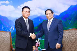 Le Premier ministre Pham Minh Chinh (droite) et le ministre lao du Plan et de l'Investissement, Phet Phomphiphak. Photo: VNA