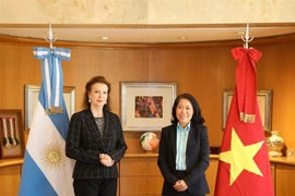 La ministre argentine des Affaires étrangères (AE) Diana Mondino (gauche) et l'ambassadrice du Vietnam en Argentine, Ngô Minh Nguyêt. Photo: ministère argentin des Affaires étrangères/VNA
