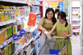 Des habitants font des achats dans un supermarché à Hô Chi Minh-Ville. Photo: tuoitre