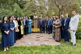 Le personnel de l'ambassade du Vietnam en France dépose une couronne de fleurs au pied du buste du Président Hô Chi Minh au parc Montreau à Montreuil. Photo: VNA