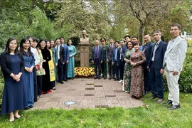 Le personnel de l'ambassade du Vietnam en France dépose une couronne de fleurs au pied du buste du Président Hô Chi Minh au parc Montreau à Montreuil. Photo: VNA