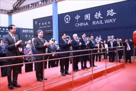A Chongqing, le Premier ministre accueille le train express de l'ASEAN en provenance de Hanoi. Photo: VNA