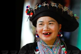 La tradition de teindre les dentes noirs de la femme de l’ethnie lao