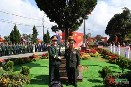 Le général Phan Van Giang, ministre de la Défense (gauche) et le général Chansamone Chanyalath, vice-Premier ministre lao et ministre de la Défense. Photo: qdnd.vn