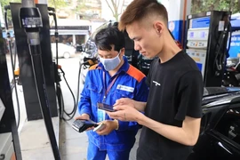 Les prix d’essence baissent plus de 1.400 dôngs le litre. Photo: VietnamPlus