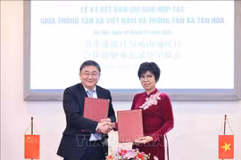 La directrice générale de la VNA Vu Viêt Trang et le rédacteur en chef adjoint de Xinhua Ren Weidong signent un protocole d'accord sur les plans de coopération en 2025. Photo: VNA