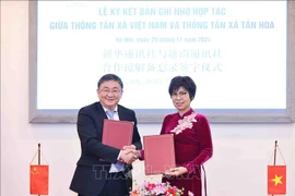 La directrice générale de la VNA Vu Viêt Trang et le rédacteur en chef adjoint de Xinhua Ren Weidong signent un protocole d'accord sur les plans de coopération en 2025. Photo: VNA