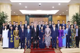 La membre du Bureau politique, secrétaire du Comité central du PCV et présidente de la Commission centrale de mobilisation des masses du Parti, Bui Thi Minh Hoai et délégation de la Commission de mobilisation de masse du Parti du peuple cambodgien (PPC). Photo: VNA