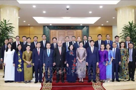 La membre du Bureau politique, secrétaire du Comité central du PCV et présidente de la Commission centrale de mobilisation des masses du Parti, Bui Thi Minh Hoai et délégation de la Commission de mobilisation de masse du Parti du peuple cambodgien (PPC). Photo: VNA