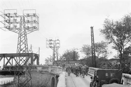 Les derniers soldats français se retirent de Hanoi en empruntant ce pont pour se rendre à Hai Phong. Photo: VNA