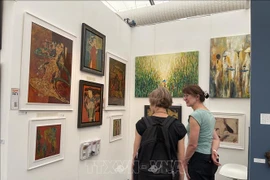 Des oeuvres vietnamiennes exposées à la l'Affordable Art Fair de Londres. Photo: VNA