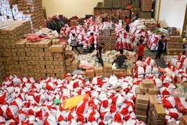Le gouvernement indonésien fournit des alimentaires de base aux pauvres. Photo. Antara