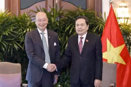 Le président de l’Assemblée nationale (AN) Trân Thanh Mân (droite) et le vice-président et directeur général de l’United Overseas Bank (UOB), Wee Ee Cheong. Photo: VNA
