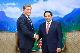 Le Premier ministre Pham Minh Chinh (droite) et le vice-président principal chargé des relations gouvernemantales et des affaires mondiales de la société SpaceX, Tim Hughes. Photo: VNA
