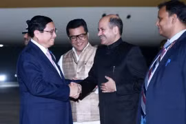 Le Premier ministre Pham Minh Chinh (gauche) à l'aéroport de Palam, en Inde. Photo: VNA