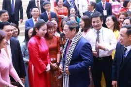 Le Premier ministre Pham Minh Chinh rencontre des enseignants exemplaires. Photo: VNA