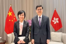 La consule générale du Vietnam à Hong Kong et à Ma Cao (Chine), Lê Duc Hanh, et le chef de l'exécutif de la région administrative spéciale de Hong Kong (Chine), Lee Ka-chiu. Photo: VNA
