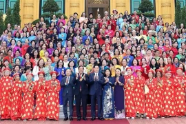 Le président de la République rencontre des femmes âgées exemplaires du pays. Photo: VNA