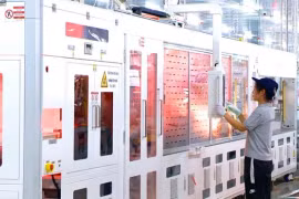 La production à la compagnie Jinko Solar Việt Nam, implanté dans la zone industrielle de Sông Khoai. Photo: Portail d'information électronique de la province de Quang Ninh