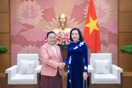 La vice-présidente de l'AN Nguyên Thi Thanh 5droite- et l'ambassadrice du Laos au Vietnam, Khamphao Ernthavanh. Photo: https://quochoi.vn/