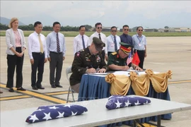 Cérémonie de rapatriement des restes de soldats américains portés disparus pendant la guerre du Vietnam (MIA) à l’aéroport international de Da Nang (Centre). Photo: VNA