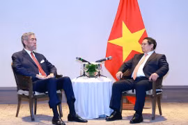 Le Premier ministre Pham Minh Chinh (droite) rencontre le secrétaire général du Mouvement de la gauche unie (MIU) Miguel Mejía, et également ministre dominicain des Politiques d'intégration régionale. Photo: VNA